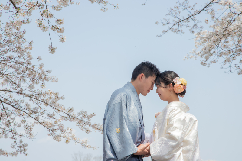 お二人と桜だけというなんともロマンチックですね♡