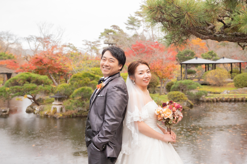 背中を合わせて、素敵な笑顔のオお二人がとても素敵