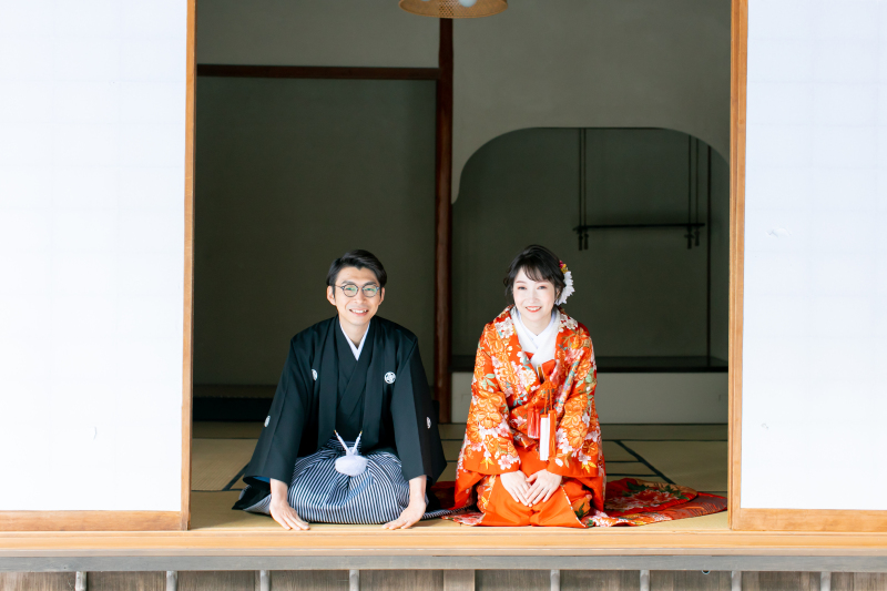 縁側でご挨拶ポーズ