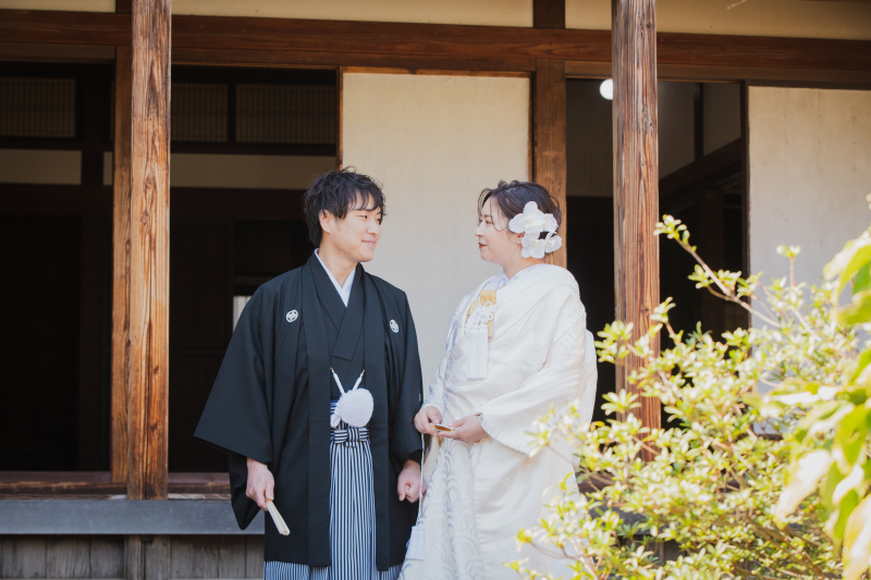 見つめ合い視線を交わす