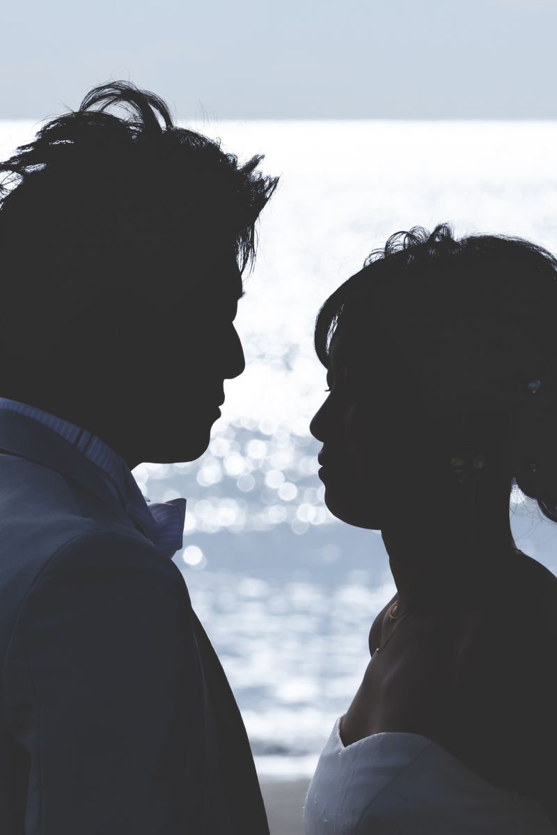 輝く海をバックに