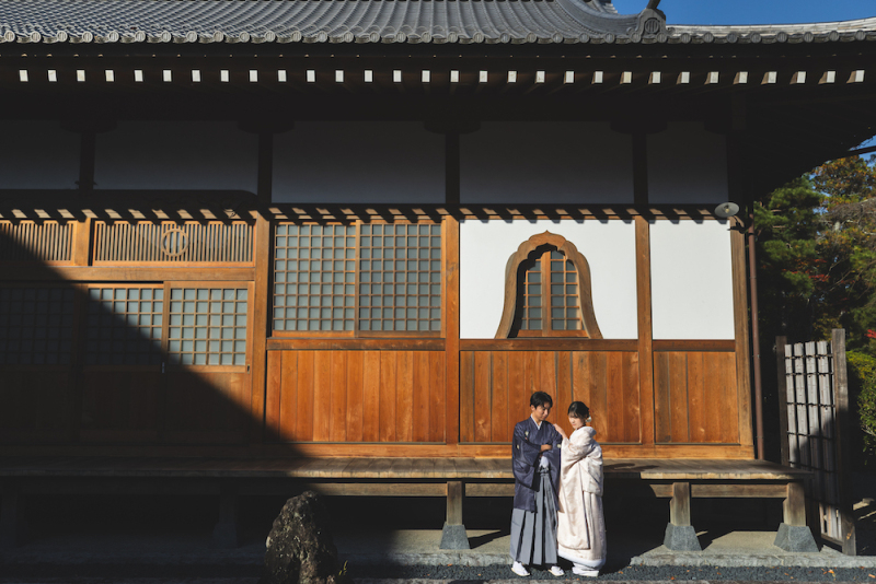 お着物がより一層映える、趣深い建物を背に一枚