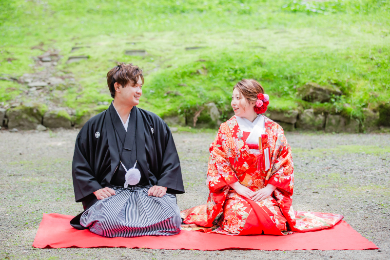 正座でかわいらしく