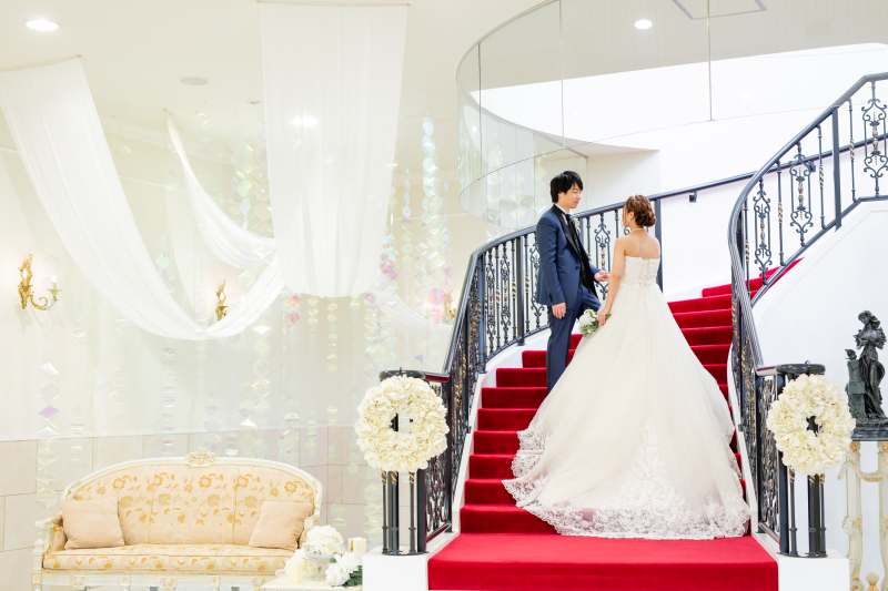 螺旋階段とレッドカーペット