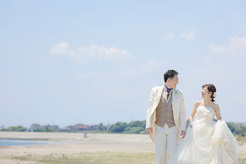 手を繋ぎながら