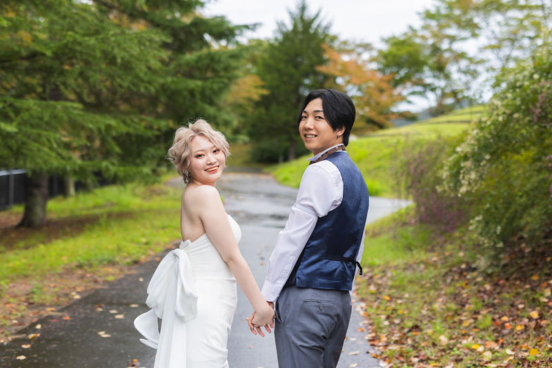 お二人の笑顔が印象的!振り向きショットがかわいい
