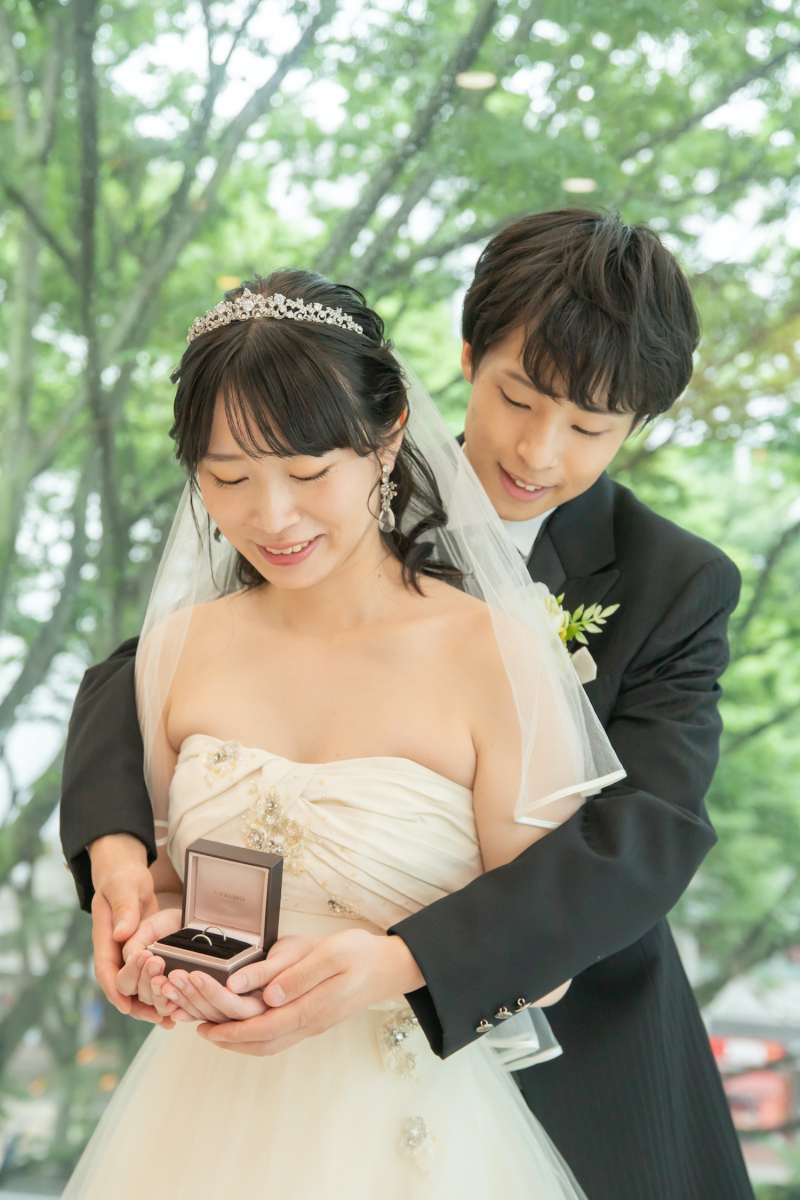 指輪をもってバックハグショット!とても可愛いです