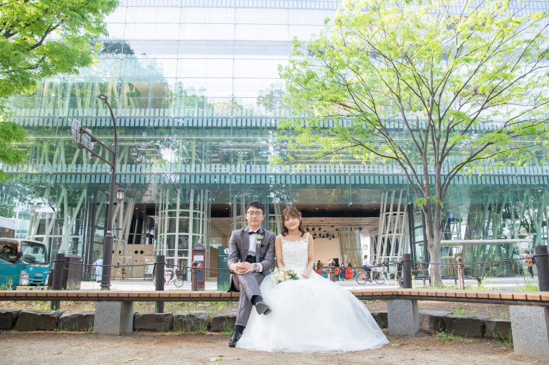 ベンチに座って