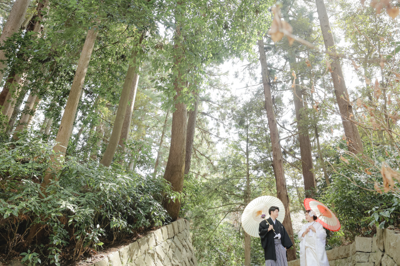 石畳の階段の上で