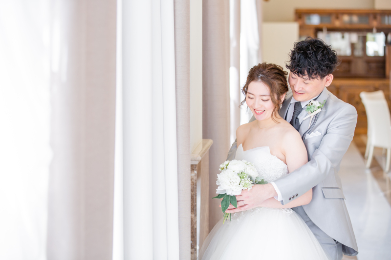 窓辺で寄り添うお二人