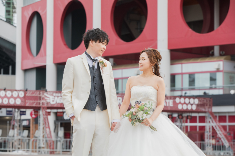 撮影ラストはスタジアムを背に！