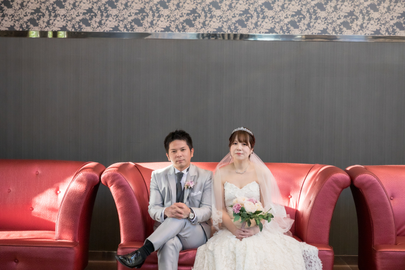 ソファーに座って