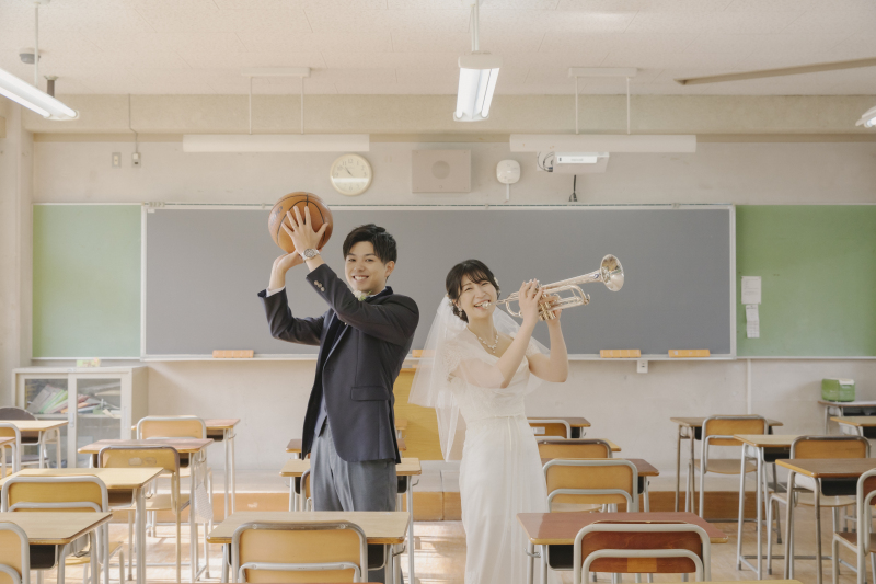 ボールと楽器を持って