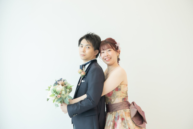 笑顔満点のお二人がとってもキュートなバックハグ