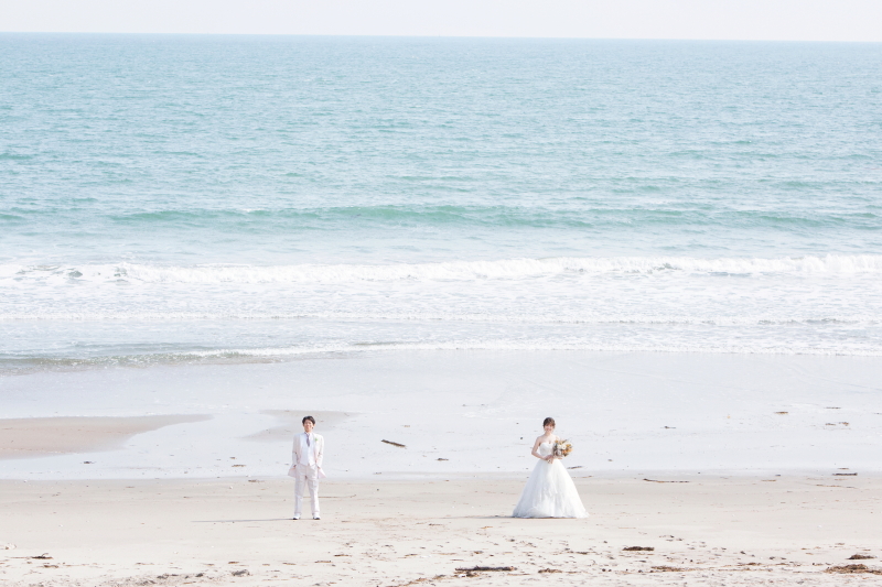 大きい海をバックに洋装へ