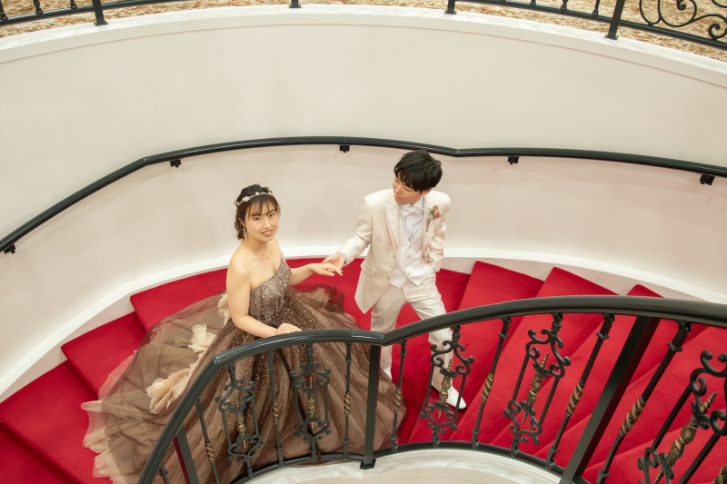 ラストは、真っ赤なカーペットがアクセントの階段で