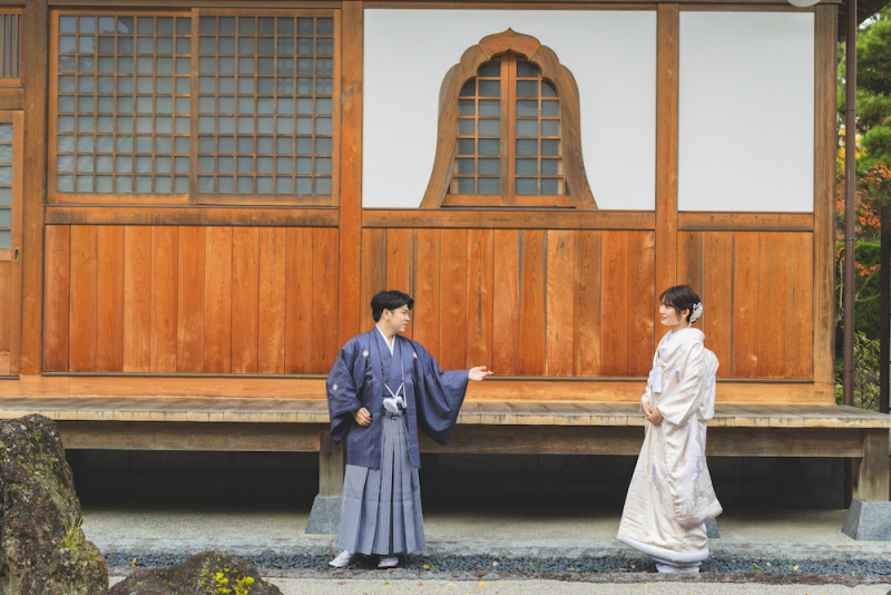 お着物がより一層映える、趣深い建物を背に一枚