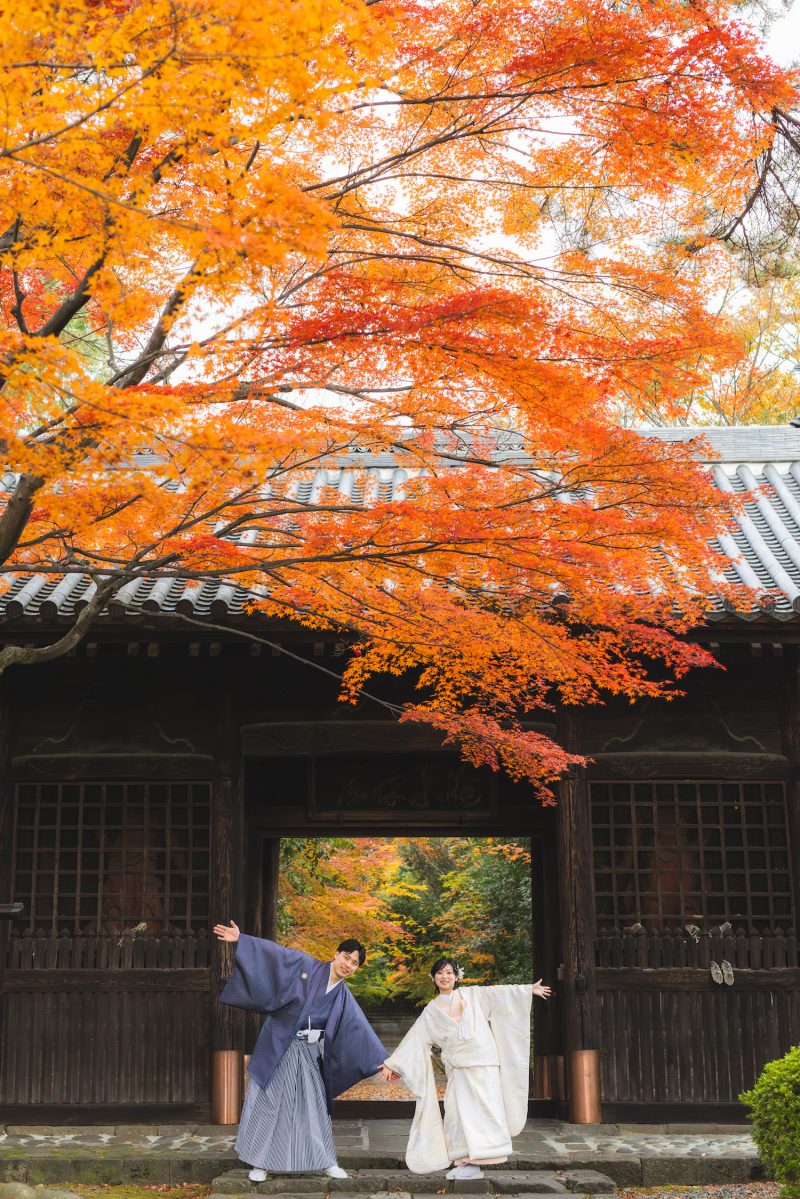 紅葉の下でお2人の、お好きなポーズでパシャリ！！