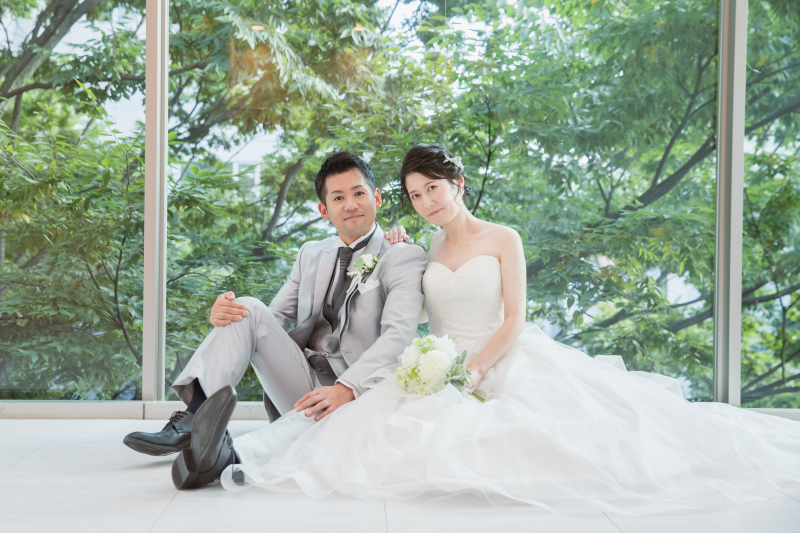 けやきをバックに