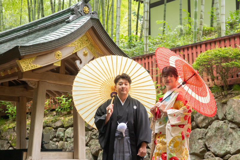 和の雰囲気を楽しめる!華やかな番傘ショットが素敵