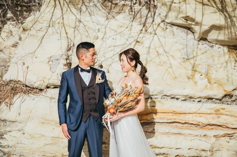 岩肌に映り込む木々の影とともに