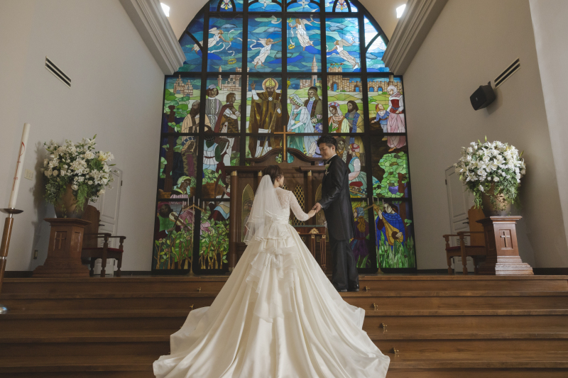 ご新婦様の手をとって