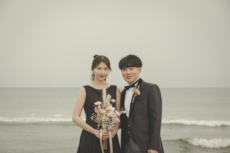 広い海を背景に