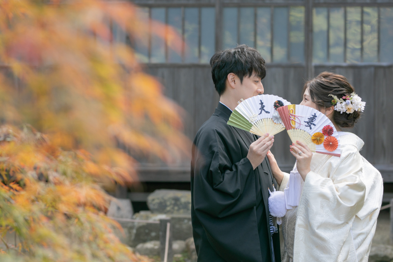 扇子で口元を隠して