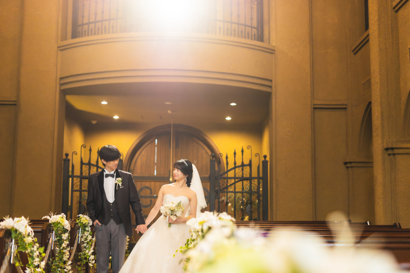 仲良く手を繋いで入場です！