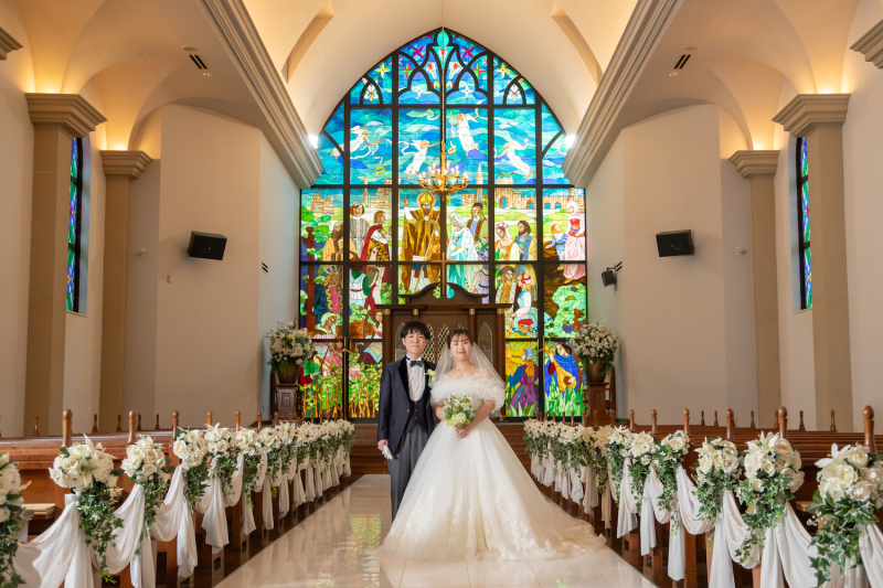 華やかで豪華なステンドグラスの前での一枚。