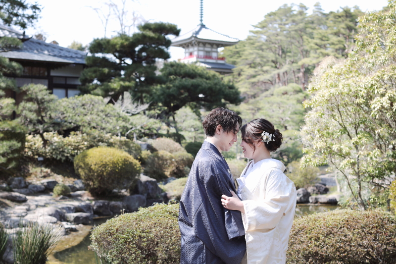 三重塔をバックに