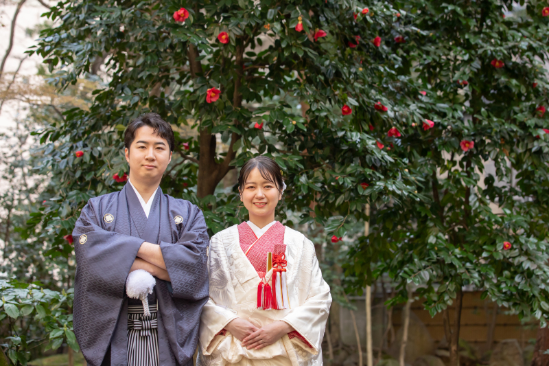 椿の花と一緒に