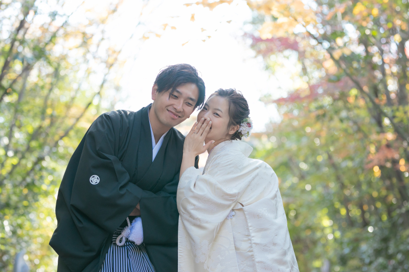 内緒話でお二人らしい表情