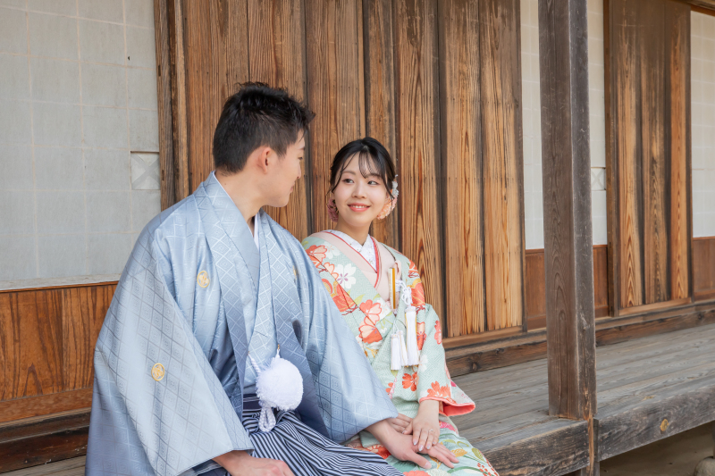 縁側にゆったりと腰をかけて、春の気候で一休みを
