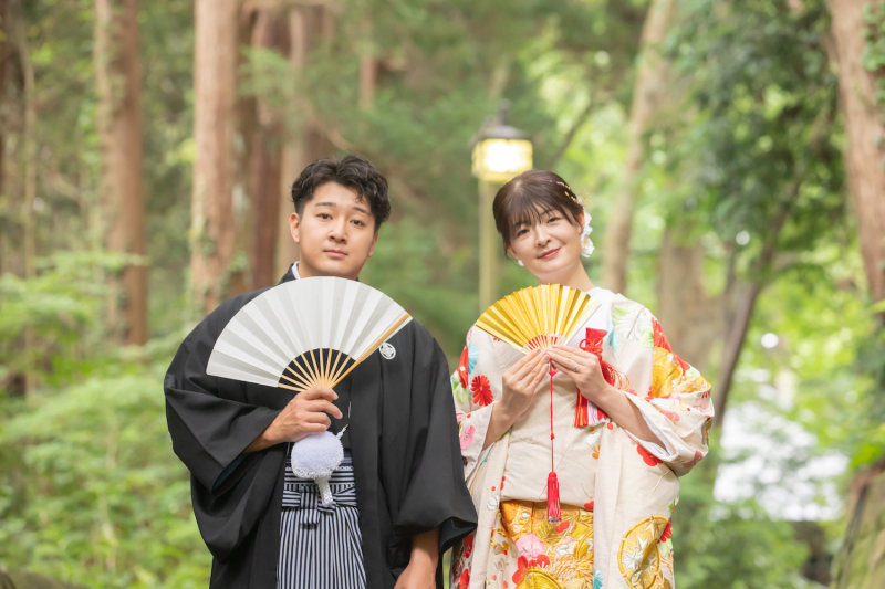 白扇と末広を持って、華やかなショットになりました