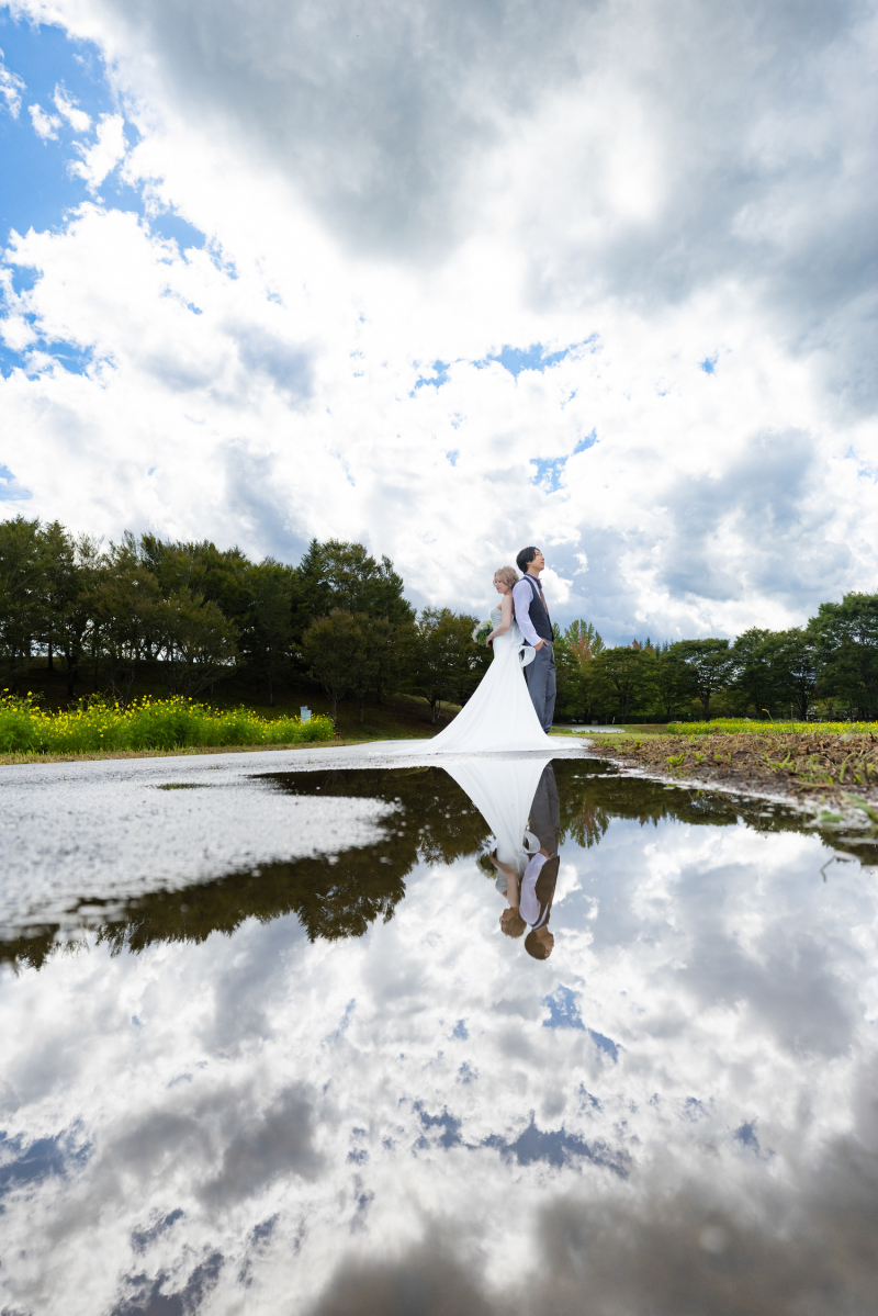 雨上がりだからこそ、水溜りを使ってリフレクション
