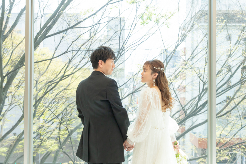 自然光がっぷり入る大きな窓の前で!