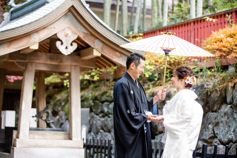 和傘で仲睦まじいショット♪