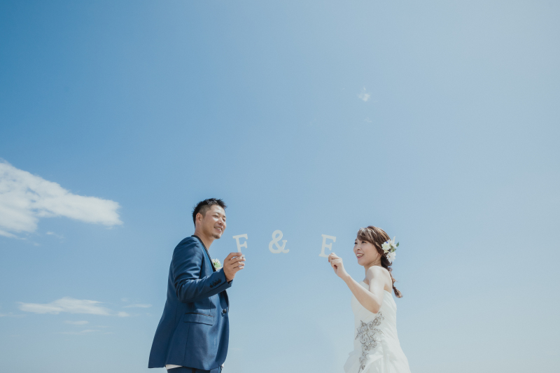 青い空と白いイニシャル