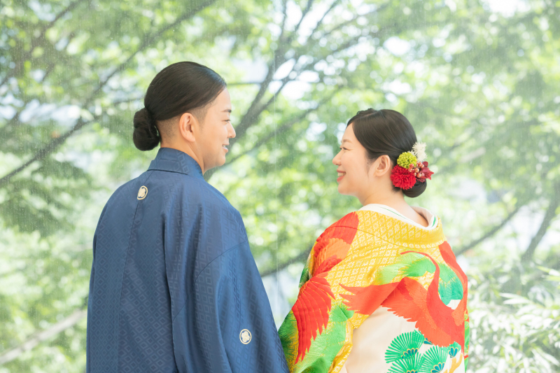 後ろからのショットで見つめ合いながら微笑んで♡