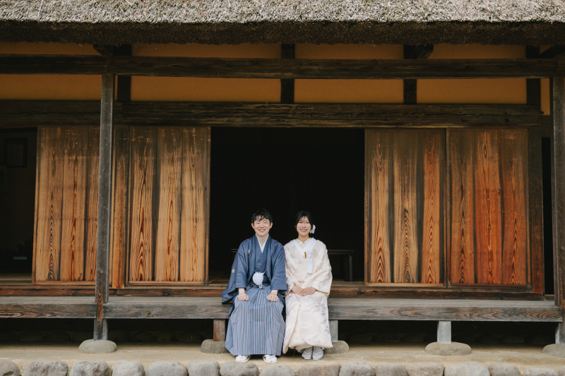 腰をかけて、縁側で会話をしながら自然なショットを
