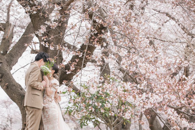 ブーケで顔を隠して・・・