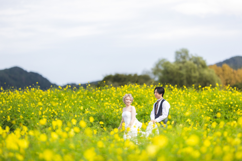 お花畑のでも、お花に負けないお二人の素敵な笑顔!