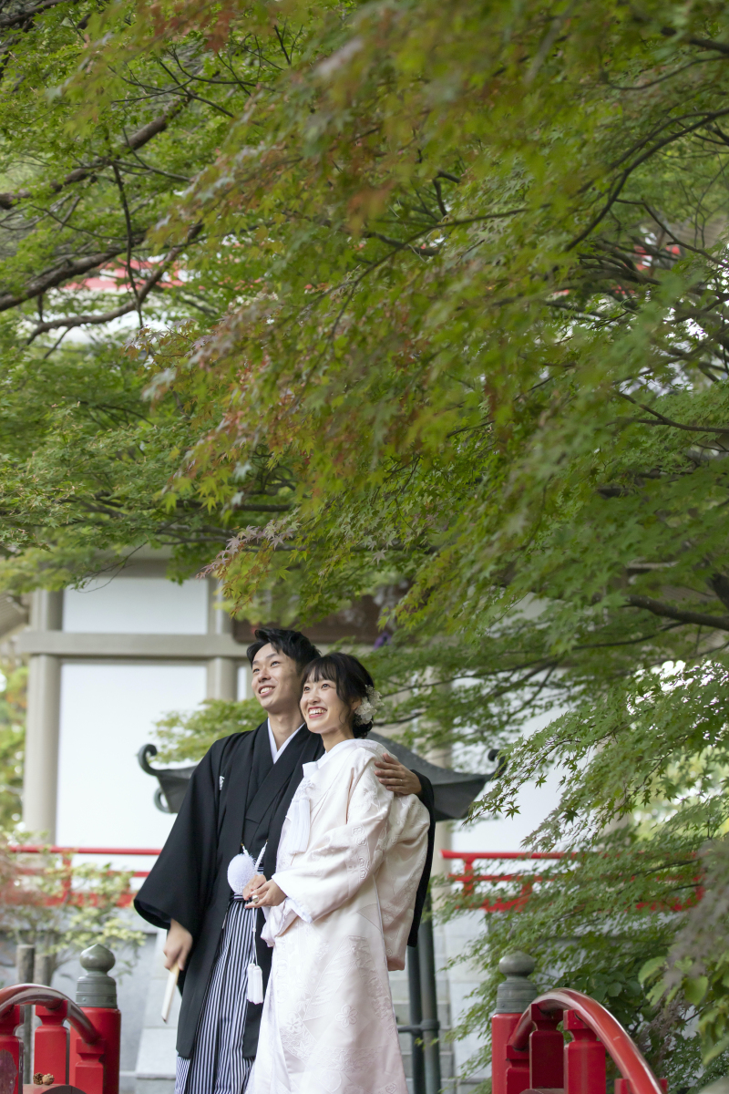 肩を寄せ合って