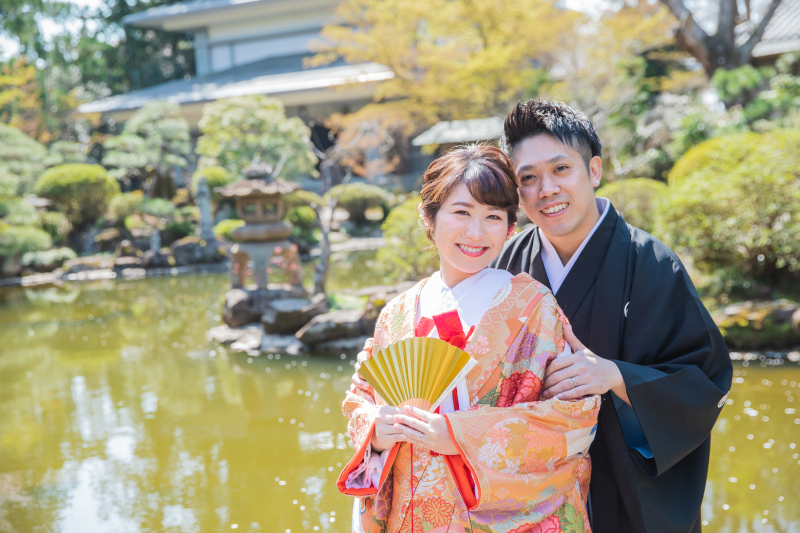 庭園を背景に