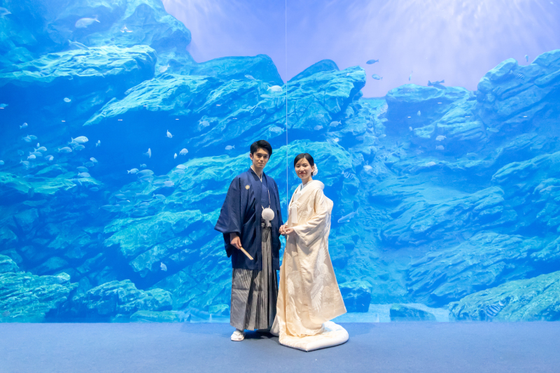 うみの杜水族館のシンボル巨大水槽前で!