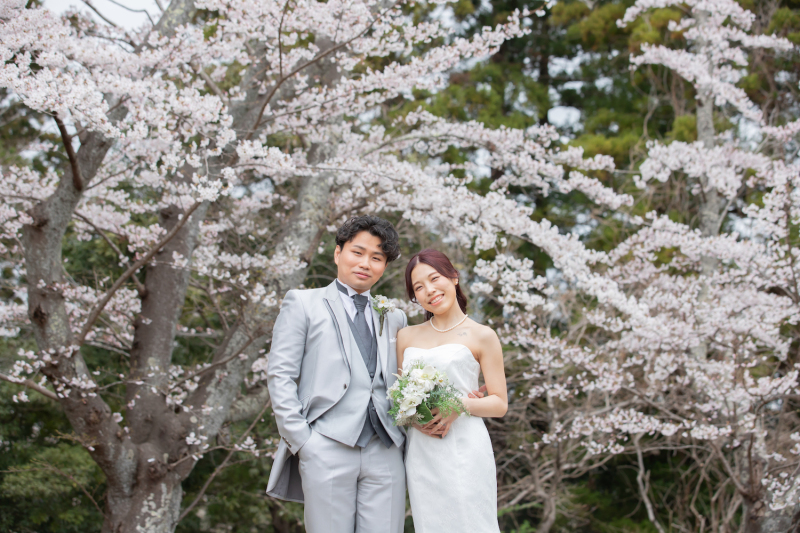 壮大な桜を背景におふたり並んで♡
