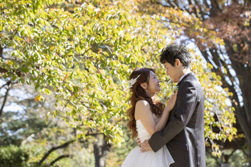 色づき始めた木の前で