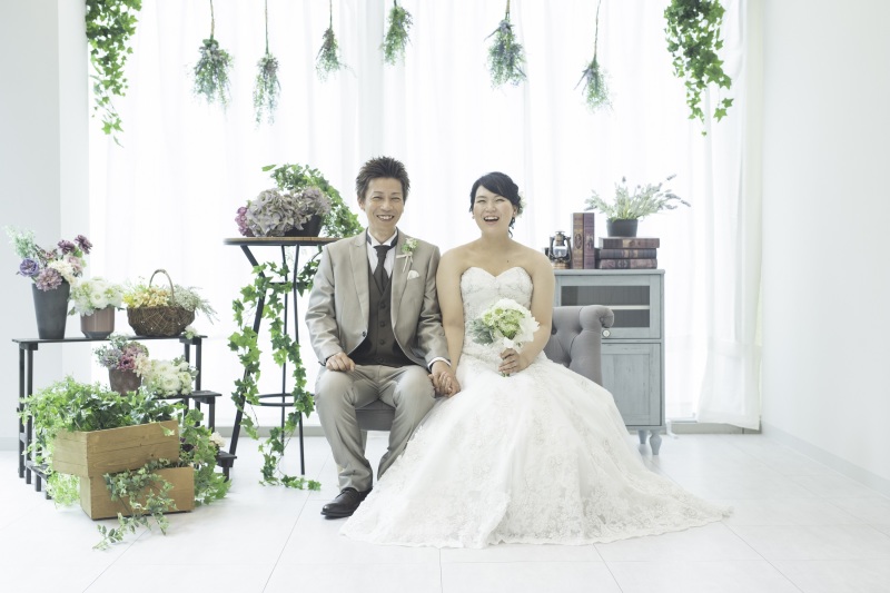 ソファーに座って