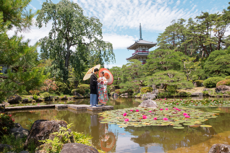 自然に囲まれた日本庭園